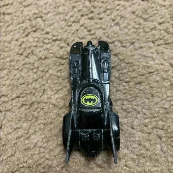 Vintage 1989 ERTL Batmobile black and yellow car, 1:64 scale - Picture 2 of 6